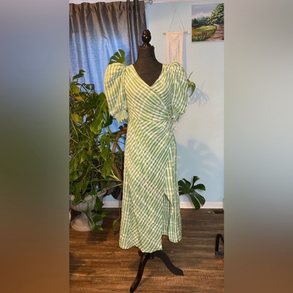 Kacey dress in Gia plaid Approx V-Neck Puffed short sleeves smocked
